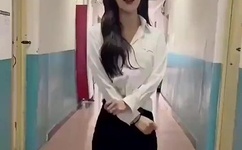 校花被三人拖去野外爆